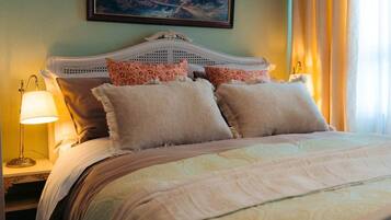 2 slaapkamers, een strijkplank/strijkijzer, internet, beddengoed