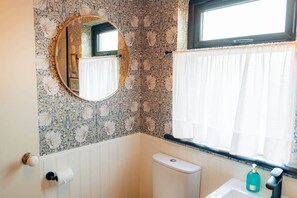 シャワー、ヘアドライヤー、石鹸、トイレットペーパー