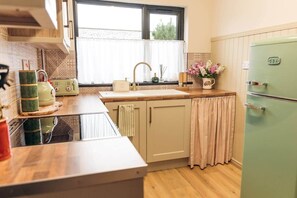 Fridge, microwave, oven, stovetop - No. 50 Chapel Street (Cookstown)