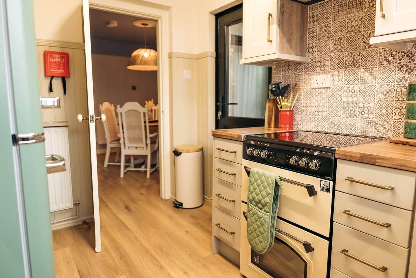 Een koelkast, een magnetron, een oven, een kookplaat