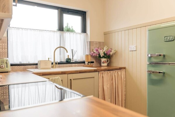 冷蔵庫、電子レンジ、オーブン、コンロ