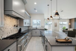 Réfrigérateur, micro-ondes, plaque de cuisson, lave-vaisselle