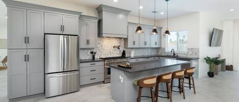 Køleskab, mikrobølgeovn, kogeplade, opvaskemaskine