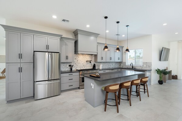 Fridge, microwave, stovetop, dishwasher