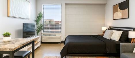 1 室のベッドルーム、デスク、アイロン / アイロン台、旅行用ベビーベッド