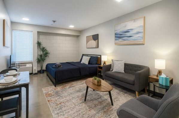 Smart TV, table tennis - Charming Studio in Historic Five Points South #06 (Birmingham)