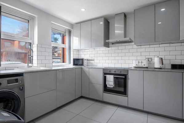 Refrigerador, microondas, horno, placa de cocina