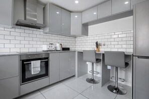 Refrigerador, microondas, horno, placa de cocina