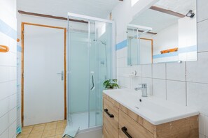 Dusche, kostenlose Toilettenartikel, Haartrockner
