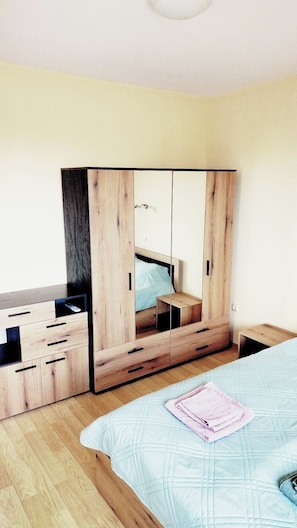 2 bedrooms, iron/ironing board, bed sheets