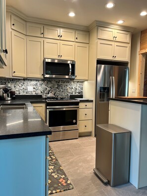 Jääkaappi, mikroaaltouuni, uuni, liesi