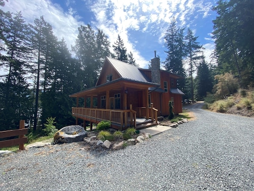 NEW Private Forest Lodge 6 Mins from Ferry/Town Sleeps 8