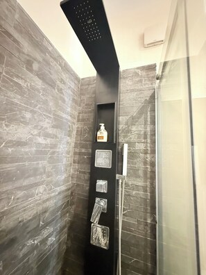 Shower, hair dryer, bidet, towels - Welcome to Prestige in the heart of Milan, modern and cozy apartment (Milano)