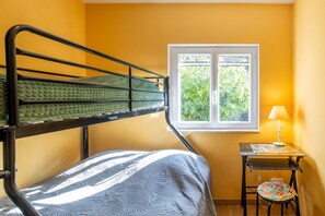 2 bedrooms, iron/ironing board, WiFi