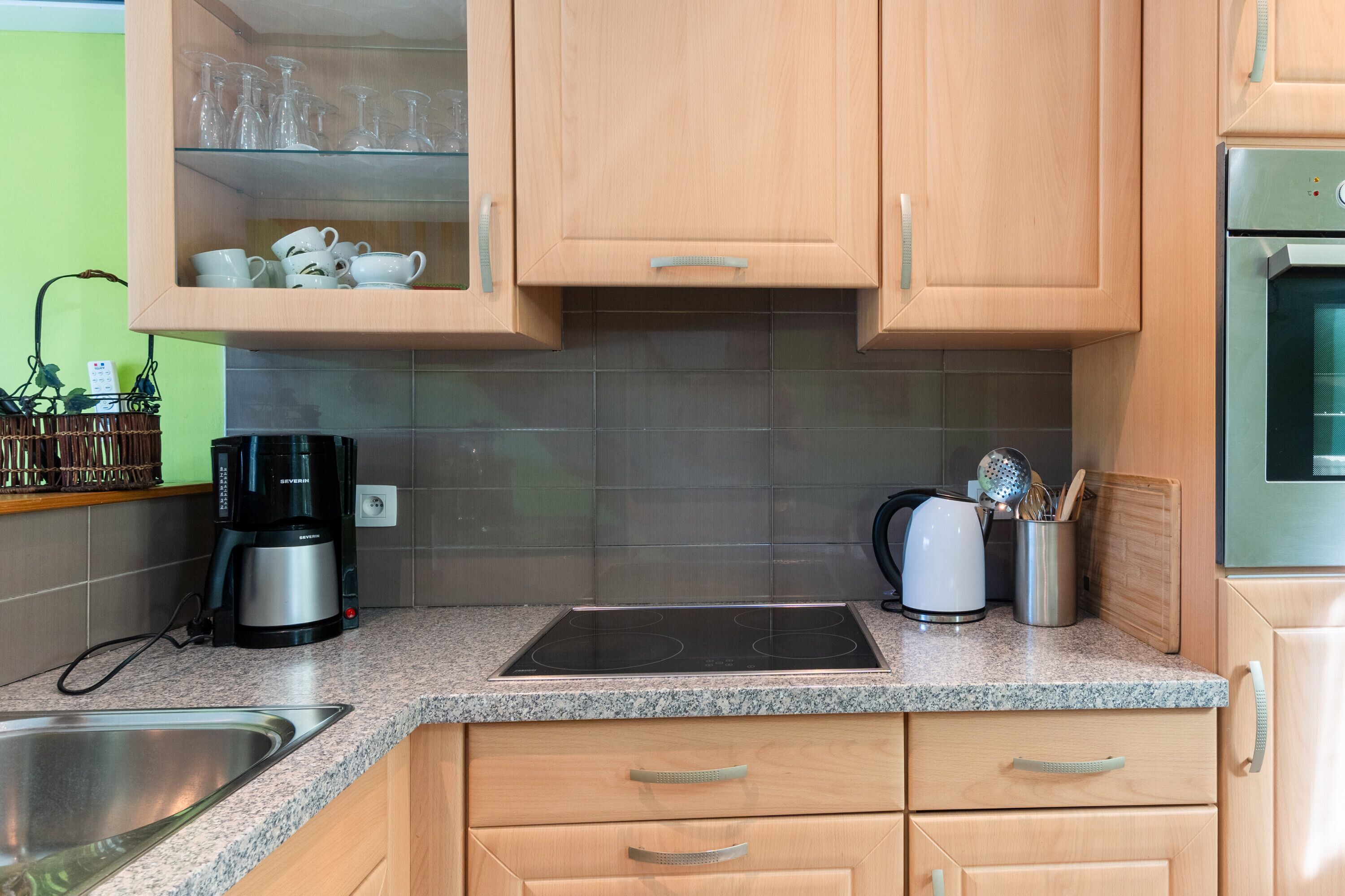 Kylskåp, mikrovågsugn, ugn och spishäll