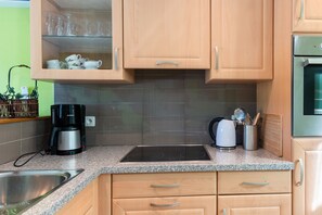 Frigorífico, microondas, horno y placa de cocina