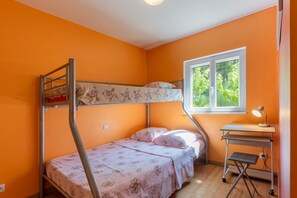 2 bedrooms, iron/ironing board, WiFi