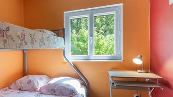 2 bedrooms, iron/ironing board, WiFi