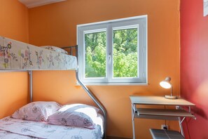 2 bedrooms, iron/ironing board, WiFi