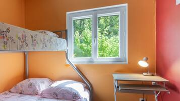 2 bedrooms, iron/ironing board, WiFi