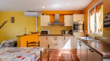 Een koelkast, een microgolfoven, een oven, een kookplaat