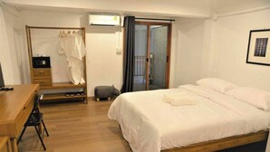 Habitación doble estándar | Caja de seguridad en la habitación y escritorio 