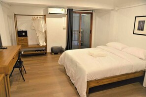 Standaard tweepersoonskamer | Een kluis op de kamer, een bureau, een laptopwerkplek