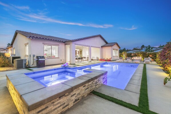 Een verwarmd zwembad