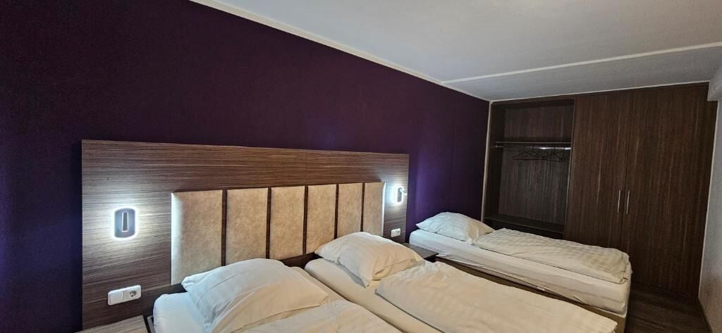 Quarto triplo básico | Escrivaninha
