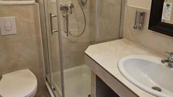 Doccia, asciugamani, sapone, shampoo