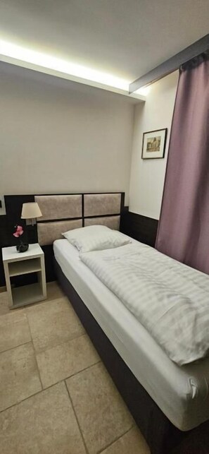 Quarto solteiro básico | Escrivaninha