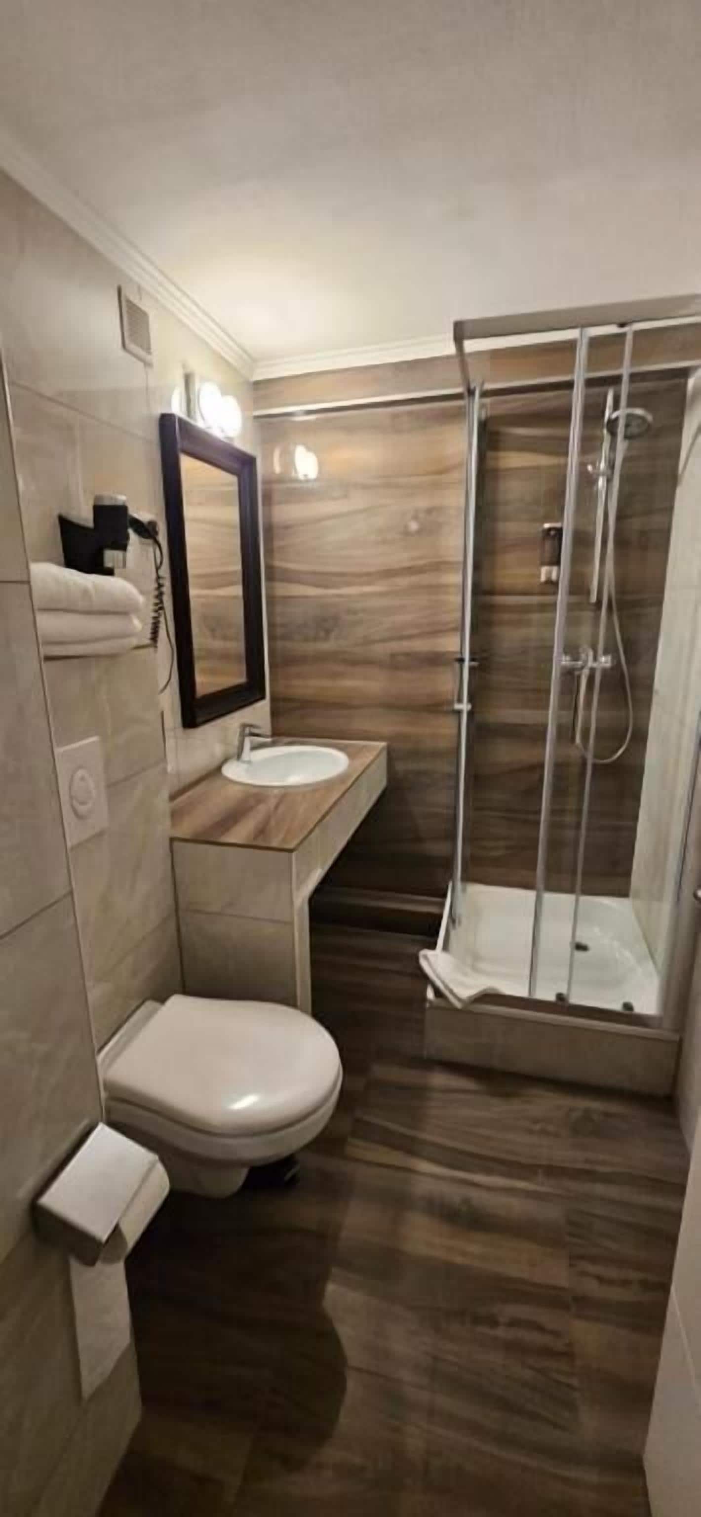 Quarto solteiro básico | Banheiro | Chuveiro, toalhas de banho, sabonete, shampoo