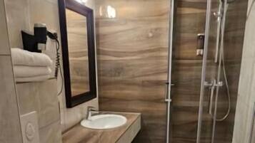 Quarto solteiro básico | Banheiro | Chuveiro, toalhas de banho, sabonete, shampoo