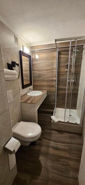 Quarto solteiro básico | Banheiro | Chuveiro, toalhas de banho, sabonete, shampoo
