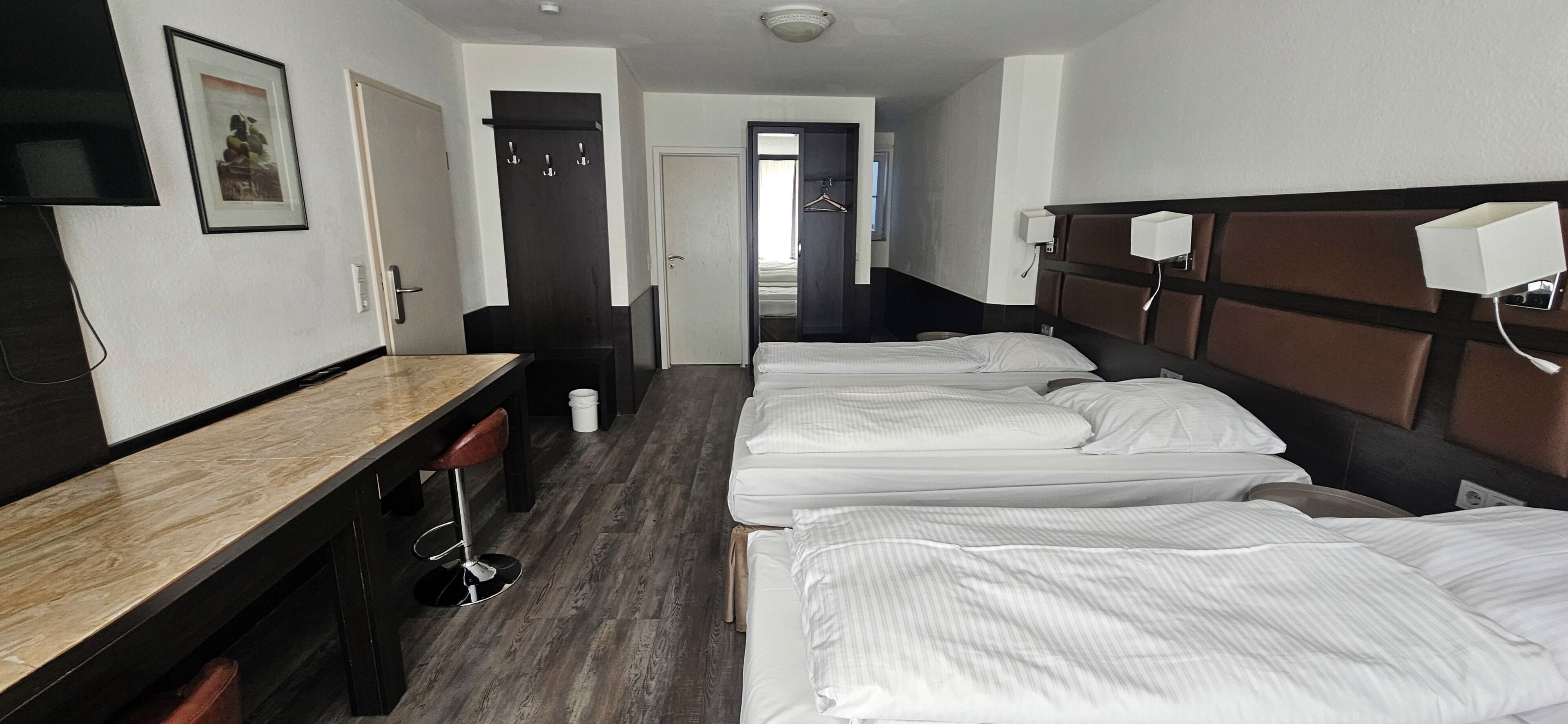 Basic Quadruple Room | Desk, bed sheets