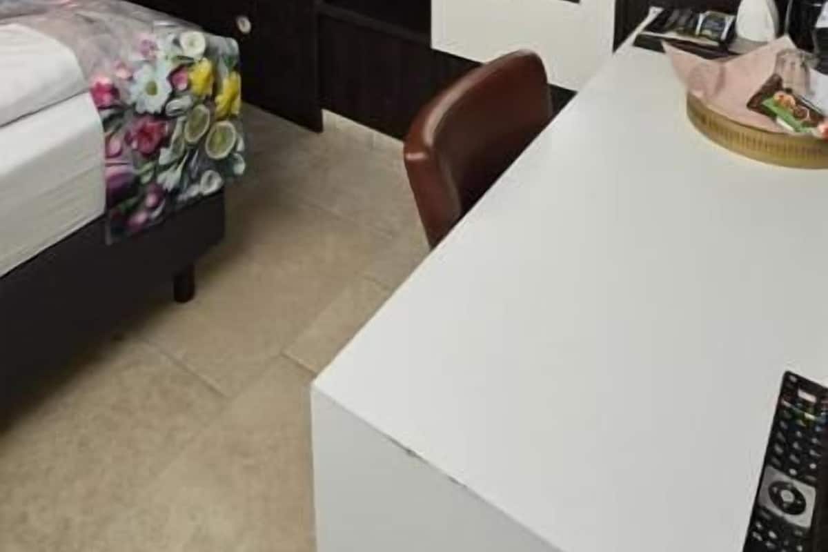 Basic Single Room | Desk, bed sheets