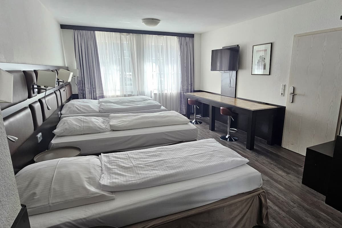 Basic Quadruple Room | Desk, bed sheets