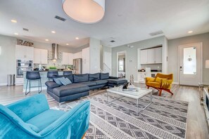 TV, offices - Spacious Reunion Retreat Near Disney Attractions (Kissimmee)