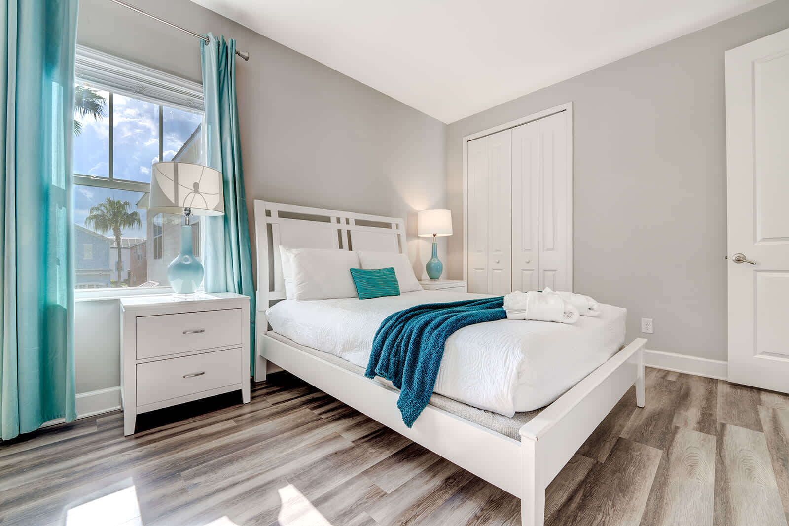 5 chambres, bureau, fer et planche à repasser, lit parapluie