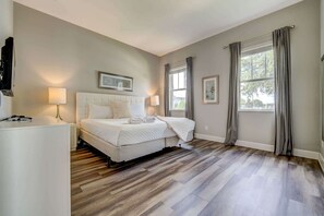 5 bedrooms, desk, iron/ironing board, travel crib