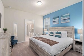 7 slaapkamers, een bureau, een strijkplank/strijkijzer, reisbedje