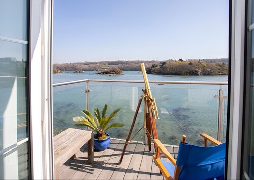 Deluxe holiday home with a view over the Menai Straits