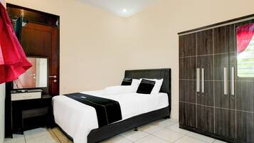 Escritorio, wifi gratis y ropa de cama