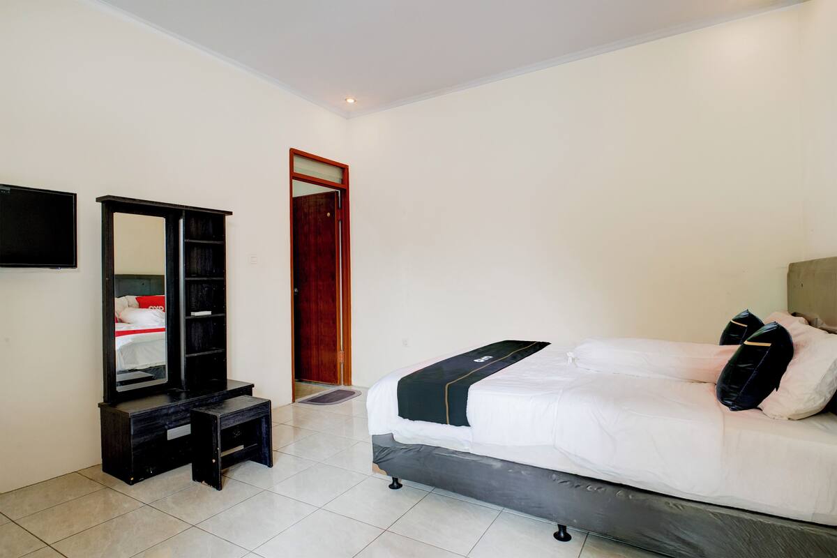 Desk, free WiFi, bed sheets