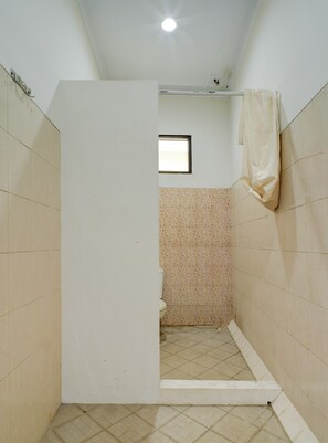 Shower, free toiletries, bidet, towels