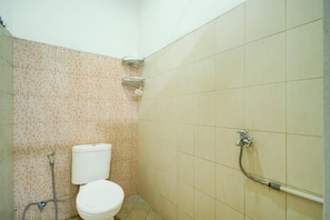 Shower, free toiletries, bidet, towels