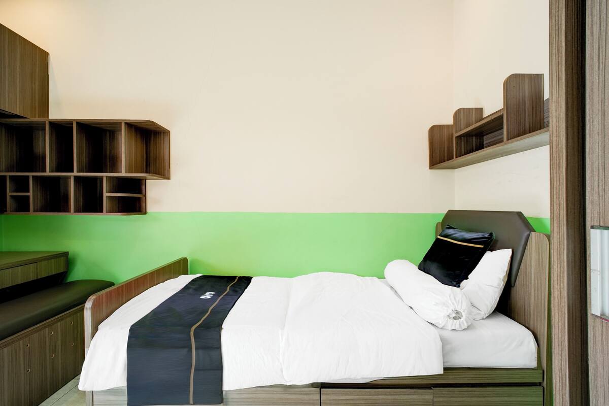 Desk, free WiFi, bed sheets
