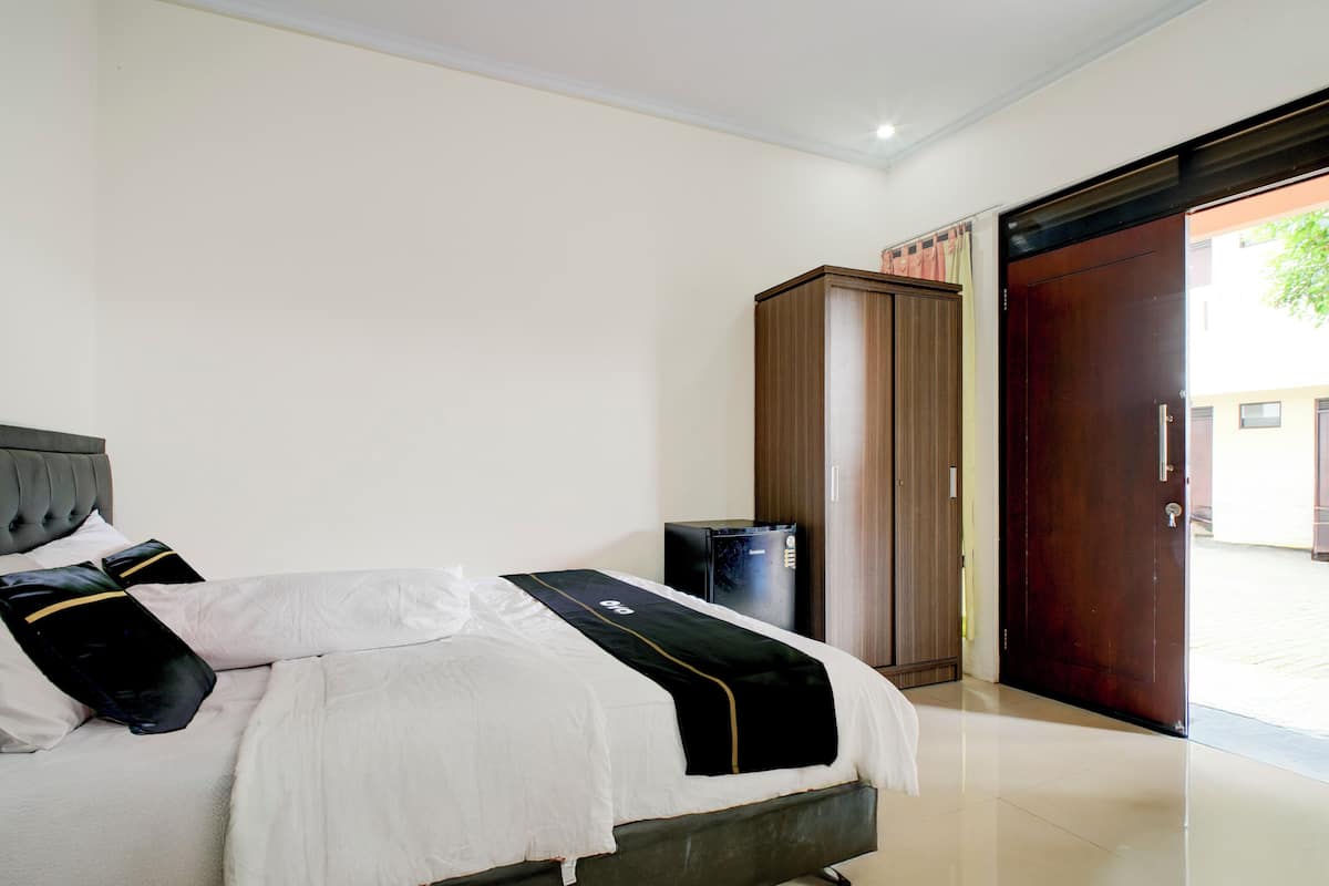 Desk, free WiFi, bed sheets