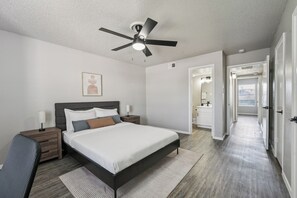 2 Schlafzimmer, Schreibtisch, Bügeleisen/Bügelbrett, Reisekinderbett