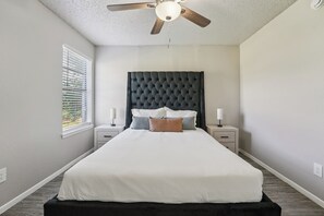 1 Schlafzimmer, Schreibtisch, Bügeleisen/Bügelbrett, Reisekinderbett